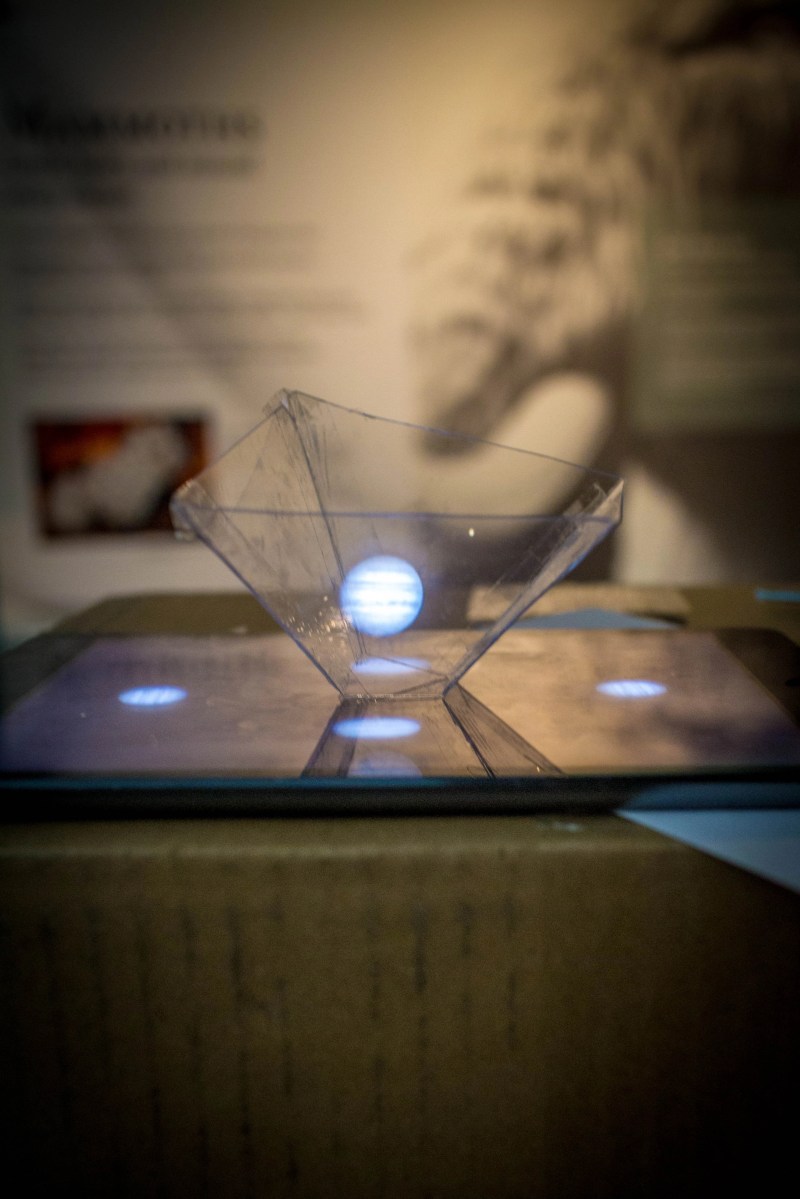 How To Make A Hologram Projector For Your Phone