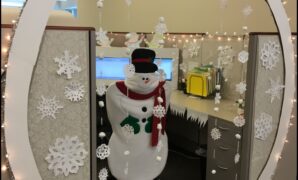 decorate your cubicle at work for christmas